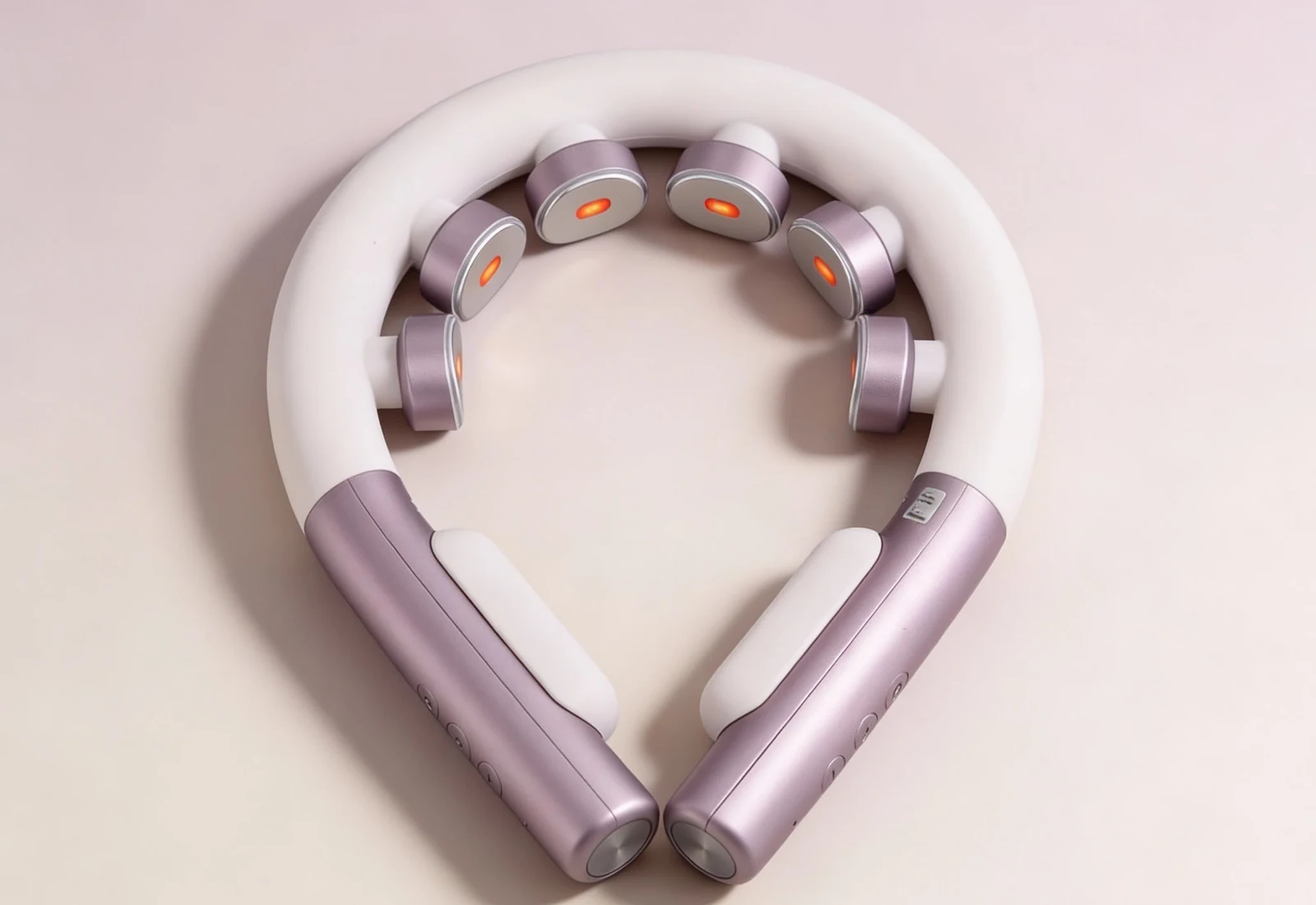 Roséfarbenes CERVIQ Nackenmassagegerät mit sechs Massageelementen